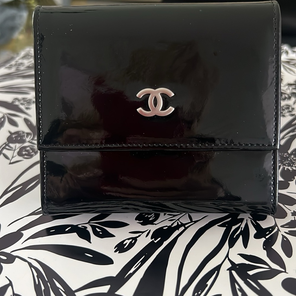CHANEL Vintage Trifold Wallet Black Patent Leather - Picture 4 of 13